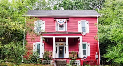 Awesome 1-bedroom farmhouse with AC walkable to downtown Hot Springs