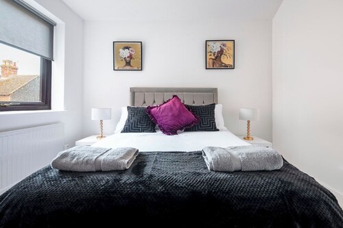The Rushden Retreat • 1-Bed Flat + Parking