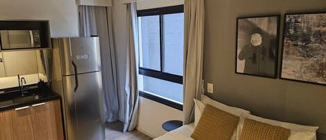Escritorio, wifi y ropa de cama