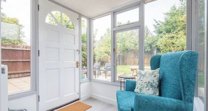 Modern Home, Sleeps 5, Free parking