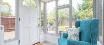 Modern Home, Sleeps 5, Free parking