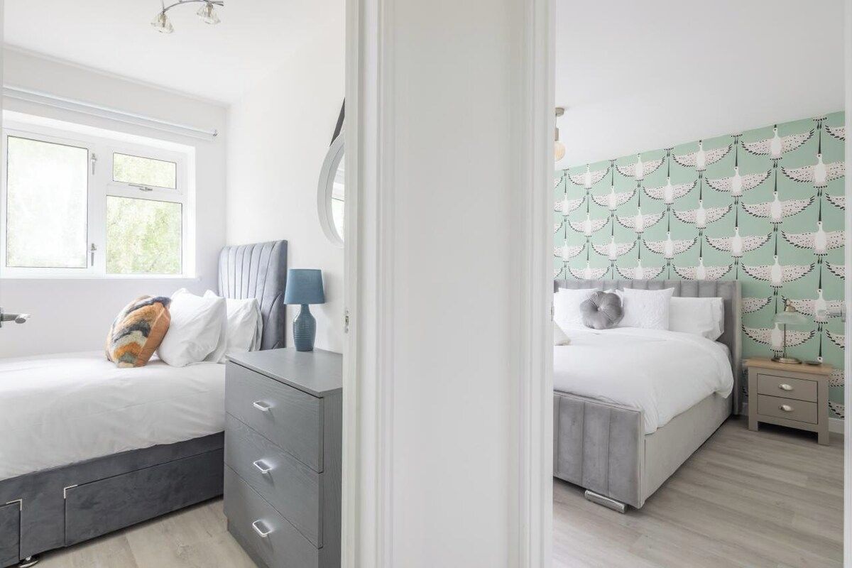 Iron/ironing board, Internet, bed sheets