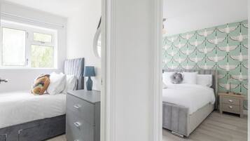 Iron/ironing board, Internet, bed sheets