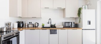 Relaxing Home, Sleeps 4, Perfect for Long Term