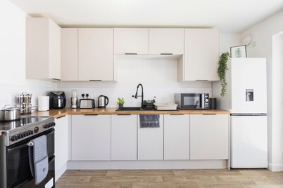 Relaxing Home, Sleeps 4, Perfect for Long Term