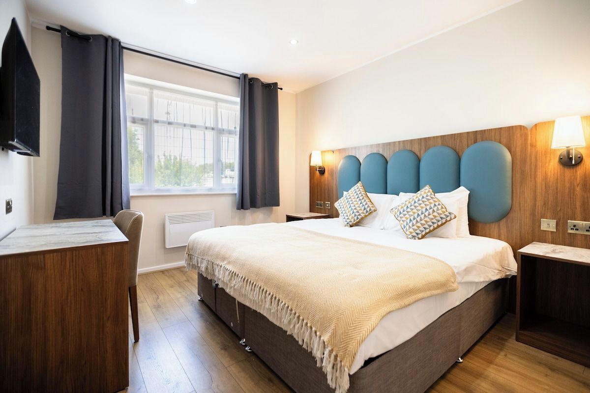 Iron/ironing board, Internet, bed sheets