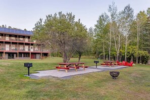 Outdoor dining - Queen Room in Riverfront Lodge in West Forks (West Forks)