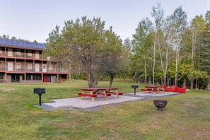 Outdoor dining - Riverfront Double Bunk Room in West Forks (West Forks)