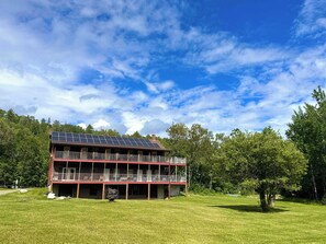 Exterior - Riverfront Double Bunk Room in West Forks (West Forks)