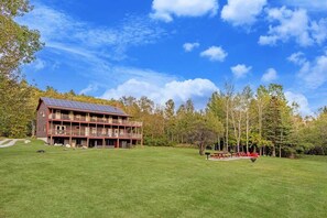 Exterior - Riverfront Double Bunk Room in West Forks (West Forks)