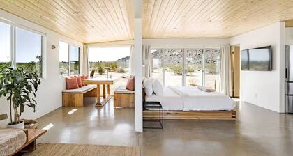 The Joshua Tree Goat Mountain Cabin + Hot Tub