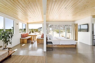 The Joshua Tree Goat Mountain Cabin + Hot Tub
