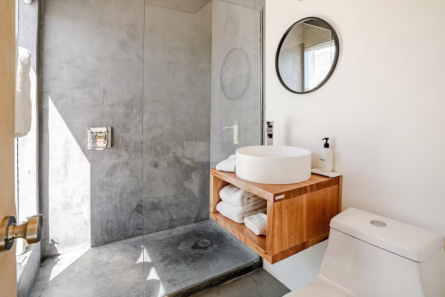 Een douche, milieuvriendelijke toiletartikelen, een haardroger