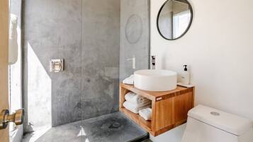 Een douche, milieuvriendelijke toiletartikelen, een haardroger