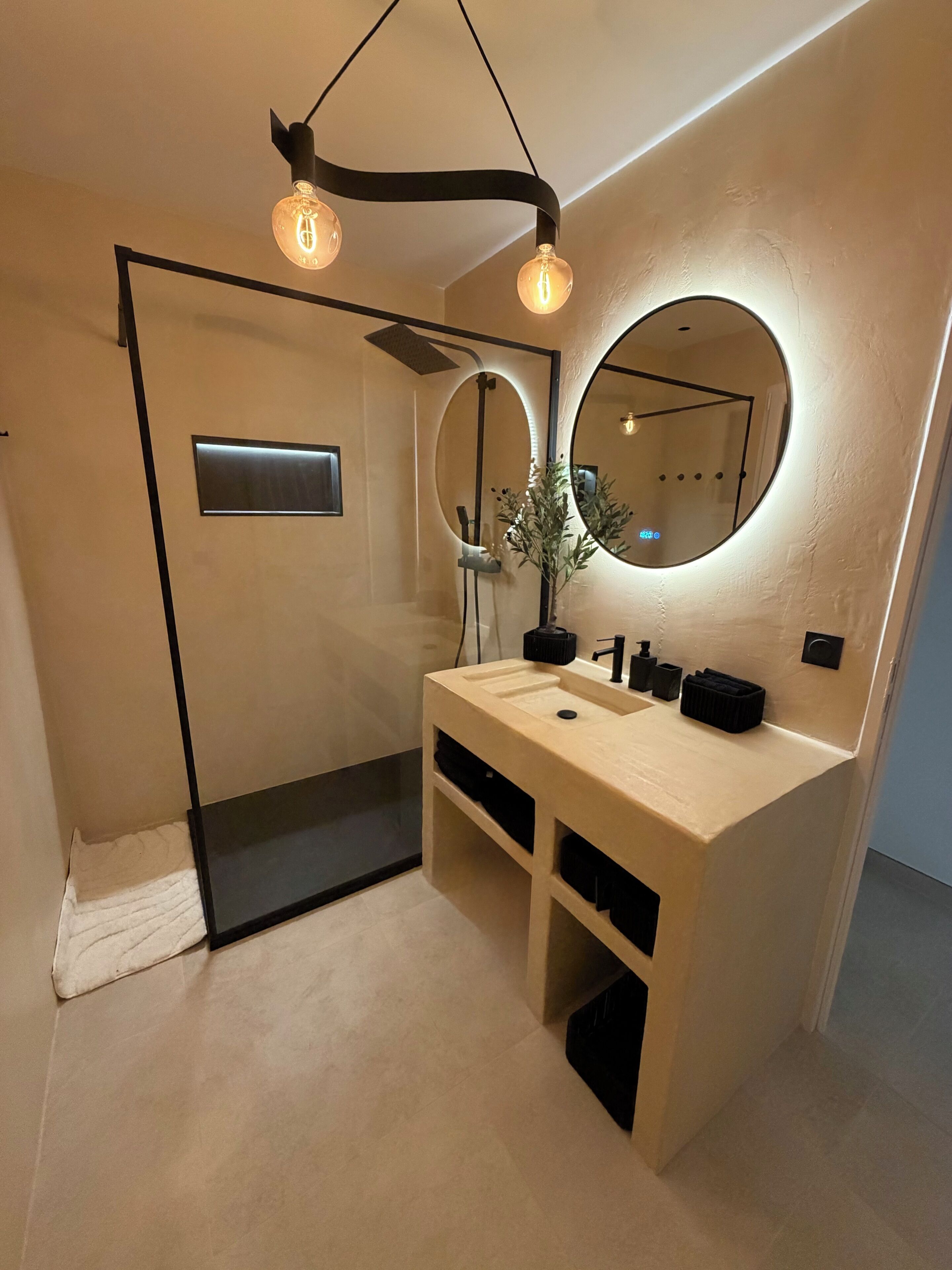 Douche, serviettes fournies, savon, papier toilette