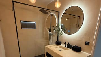 Douche, serviettes fournies, savon, papier toilette