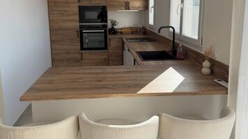 Geladeira, micro-ondas, fogão, cooktop