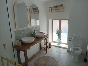 A bathroom with two sinks, a toilet, a mirror, and a window. - Renovated 130 m² house in Saint-Quirin with a terrace, pergola, and Wi-Fi; sleeps up to 8 people (Saint-Quirin)
