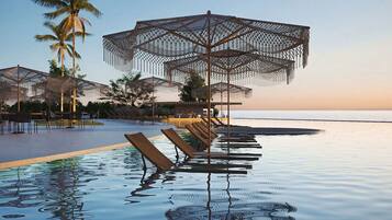 3 indoor pools, 3 outdoor pools
