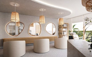 Ein modernes Interieur mit runden Spiegeln, gewobenen Lampen, einer Holzbank und Blick ins Grüne.