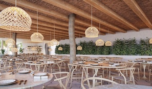 Un amplio espacio exterior para comer con mesas redondas y sillas de mimbre, que incluye techo de madera y lámparas colgantes de mimbre.