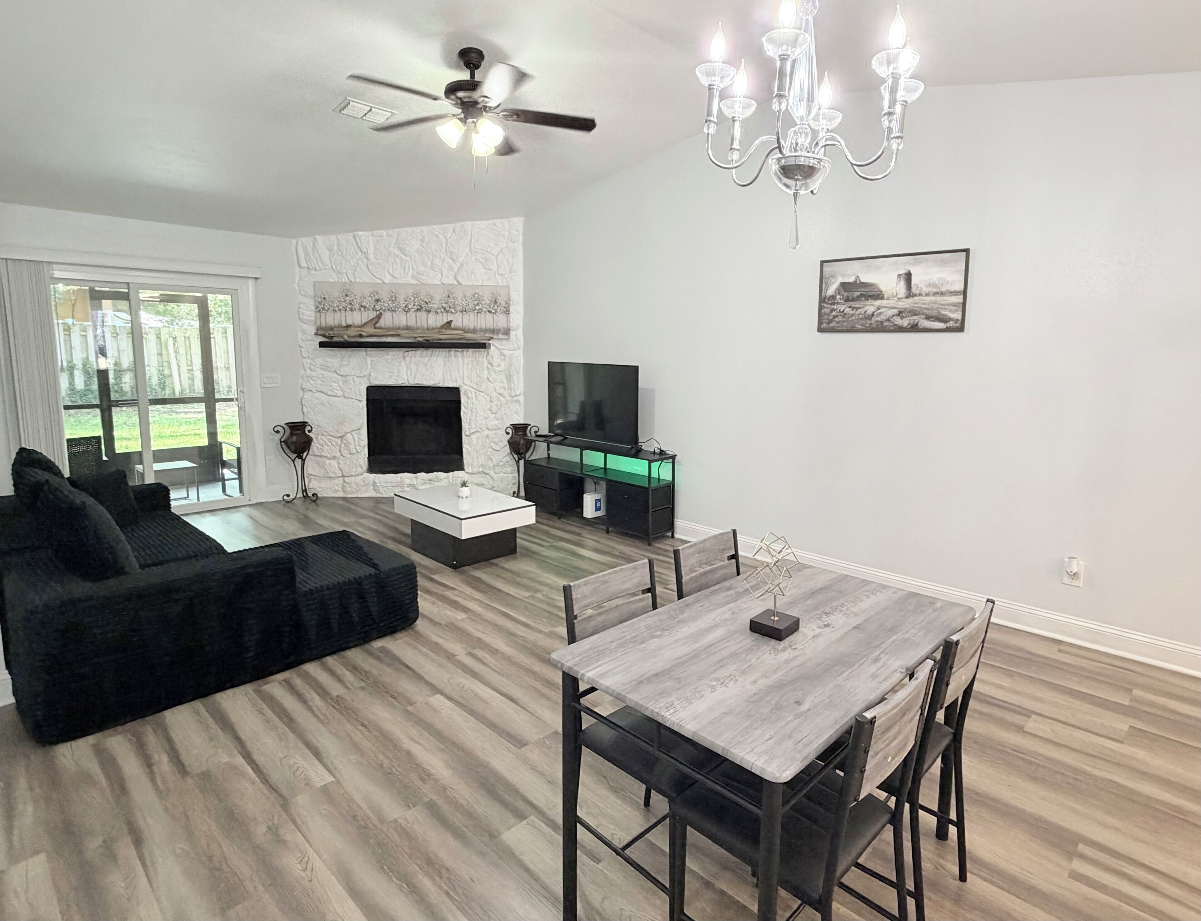 リビング エリア. NEWLY REMODELED-SPACIOUS ROOMS-MAYPORT-BEACH-MAYO-CENTRAL