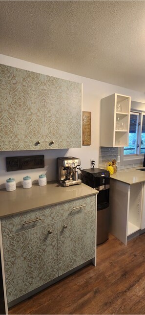 Interior - The Uncorked Orchard View Lake Country Escape (Lake Country)
