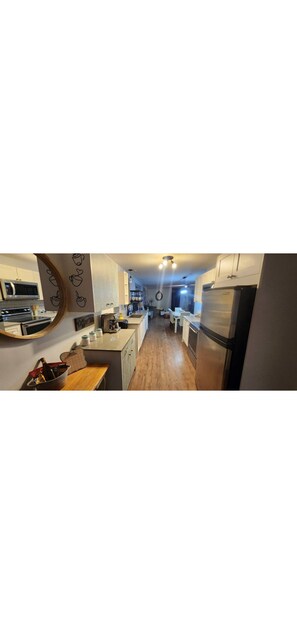 Fridge, microwave, oven, stovetop - The Uncorked Orchard View Lake Country Escape (Lake Country)