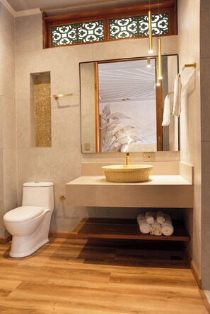 Suite Superior | Bagno | Set di cortesia firmato, asciugacapelli, pantofole, bidet