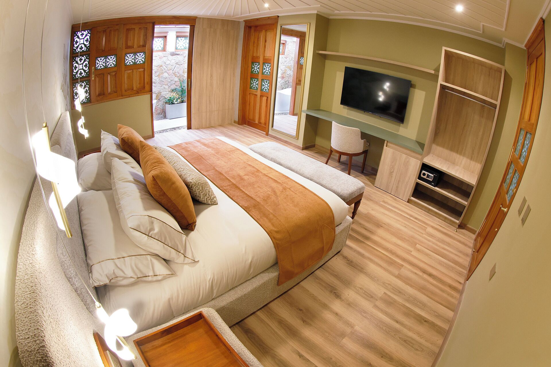 Suite | Hochwertige Bettwaren, Daunenbettdecken, Pillowtop-Betten, Minibar