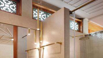 Deluxe-Suite | Badezimmer | Designer-Toilettenartikel, Haartrockner, Hausschuhe, Bidet