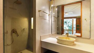 Suite, teras | Kamar mandi | Perlengkapan mandi desainer, pengering rambut, sandal, dan kloset