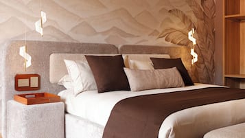 Suite Superior | Seprai premium, selimut bulu angsa, bantalan ekstra lembut, dan minibar