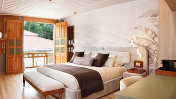 Un dormitorio con una cama grande, un banco, una mesita de noche y vistas al exterior.