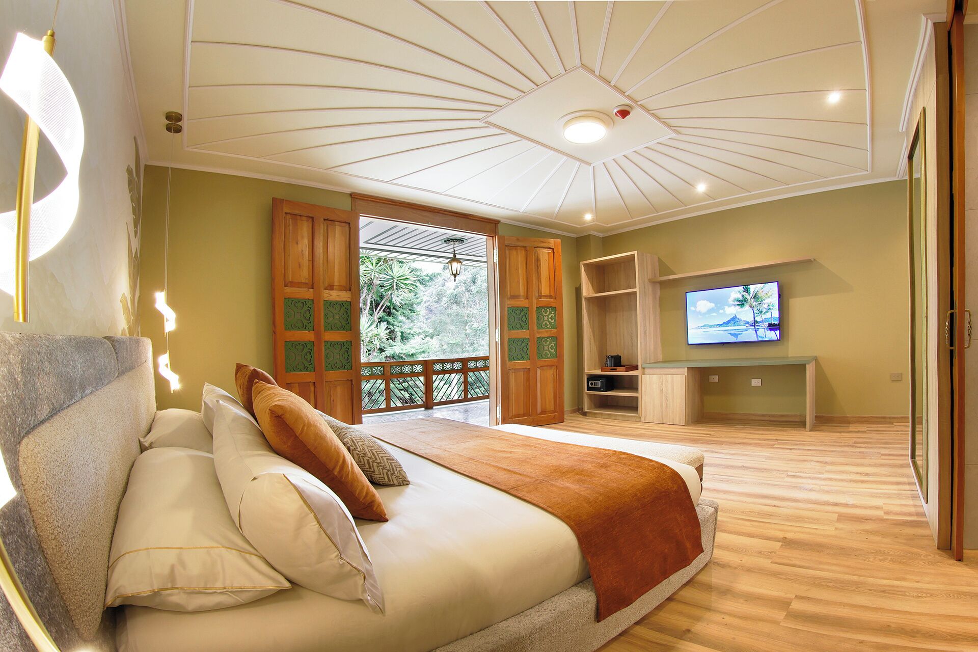 Un dormitorio con una cama, un televisor y una puerta de madera que da a un balcón.