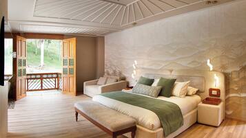 Een slaapkamer met een bed, een bankje, een nachtkastje en uitzicht op de omgeving.