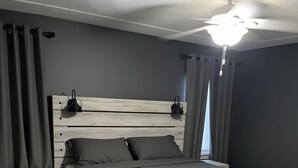 4 bedrooms, iron/ironing board, WiFi, bed sheets - 4 bedrooms plus an outdoor entertainment area. World Cup ready! (Shawnee)