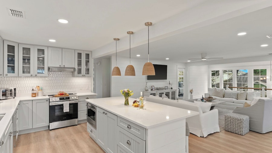 The Salty Pearl by Avantstay Sleeps 18 + Pool + Hot Tub + Wet Bar Walk to the Beach + Dining