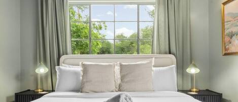 Escritorio, tabla de planchar con plancha, wifi gratis y ropa de cama