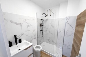 Hårtørrer, håndklæder, Sæbe, Toiletpapir