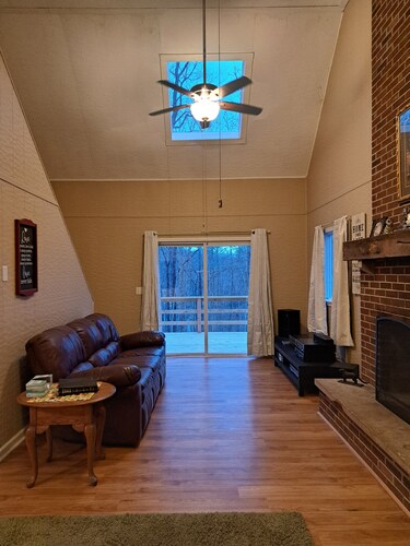 Cute and cozy cabin with 2 bedrooms  in peaceful Gosport Indiana.