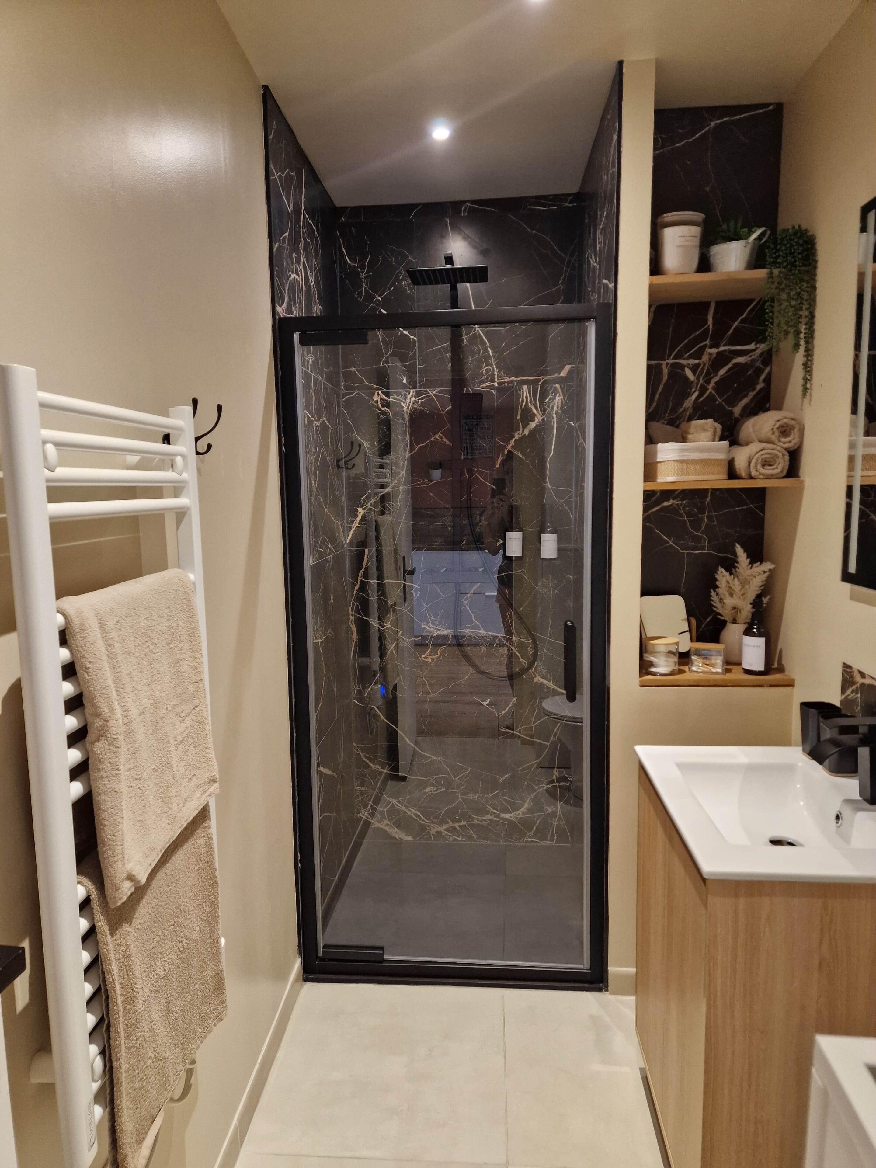 Een haardroger, handdoeken, zeep, shampoo