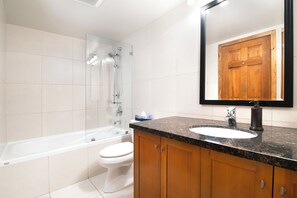 Hair dryer, towels, soap, toilet paper - Steller's Jay Chalet - private hot tub, ski in/out (Whistler)