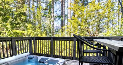 Steller's Jay Chalet - private hot tub, ski in/out, 2 bedroom, 2 bath townhome