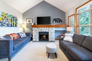 Living area - Steller's Jay Chalet - private hot tub, ski in/out (Whistler)