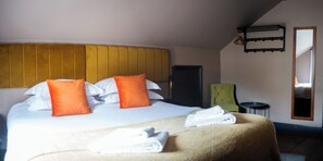 Room - Cozy super king bedroom (Bude)