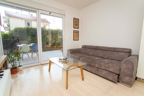 Living area - One Bedroom Apt Near Center with Pool and Garden (Tivat)