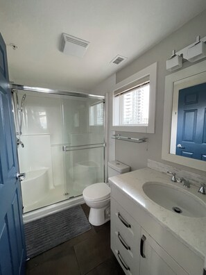 Shower, hair dryer, towels, soap - Top-Floor Luxury Waterfront Resort Condo Kelowna (Kelowna)