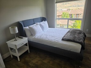 2 bedrooms, iron/ironing board, WiFi, bed sheets - Top-Floor Luxury Waterfront Resort Condo Kelowna (Kelowna)