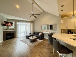 TV - Top-Floor Luxury Waterfront Resort Condo Kelowna (Kelowna)
